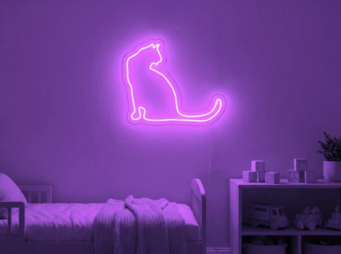 Neonskylt «Katt» i lila LED-neon, monterad på vägg