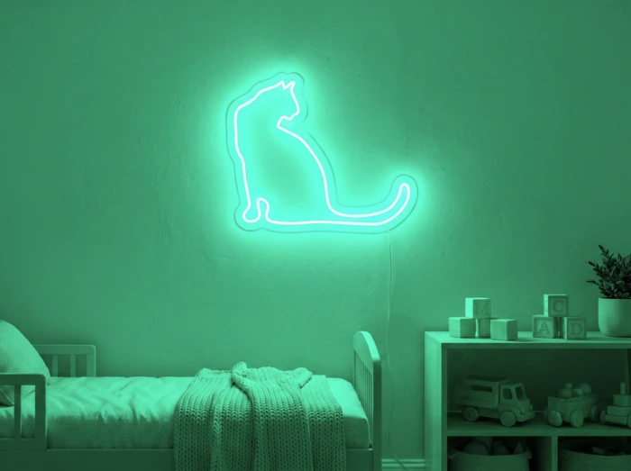 Neonskylt «Katt» i mintgrön LED-neon, monterad på vägg