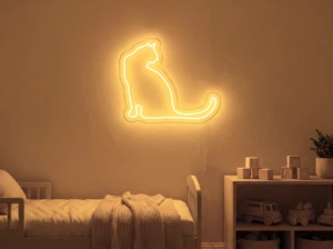 Neonskylt «Katt» i orange LED-neon, monterad på vägg