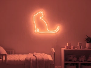 Neonskylt «Katt» i röd LED-neon, monterad på vägg