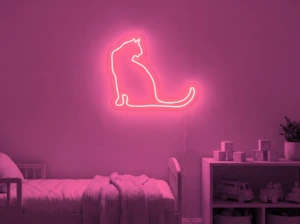 Neonskylt «Katt» i rosa LED-neon, monterad på vägg