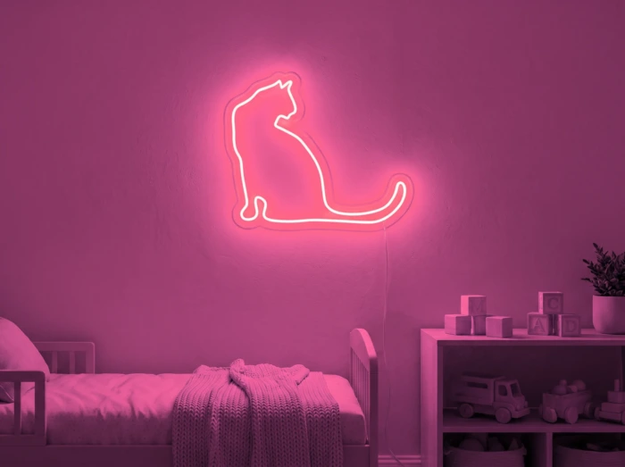 Neonskylt «Katt» i rosa LED-neon, monterad på vägg