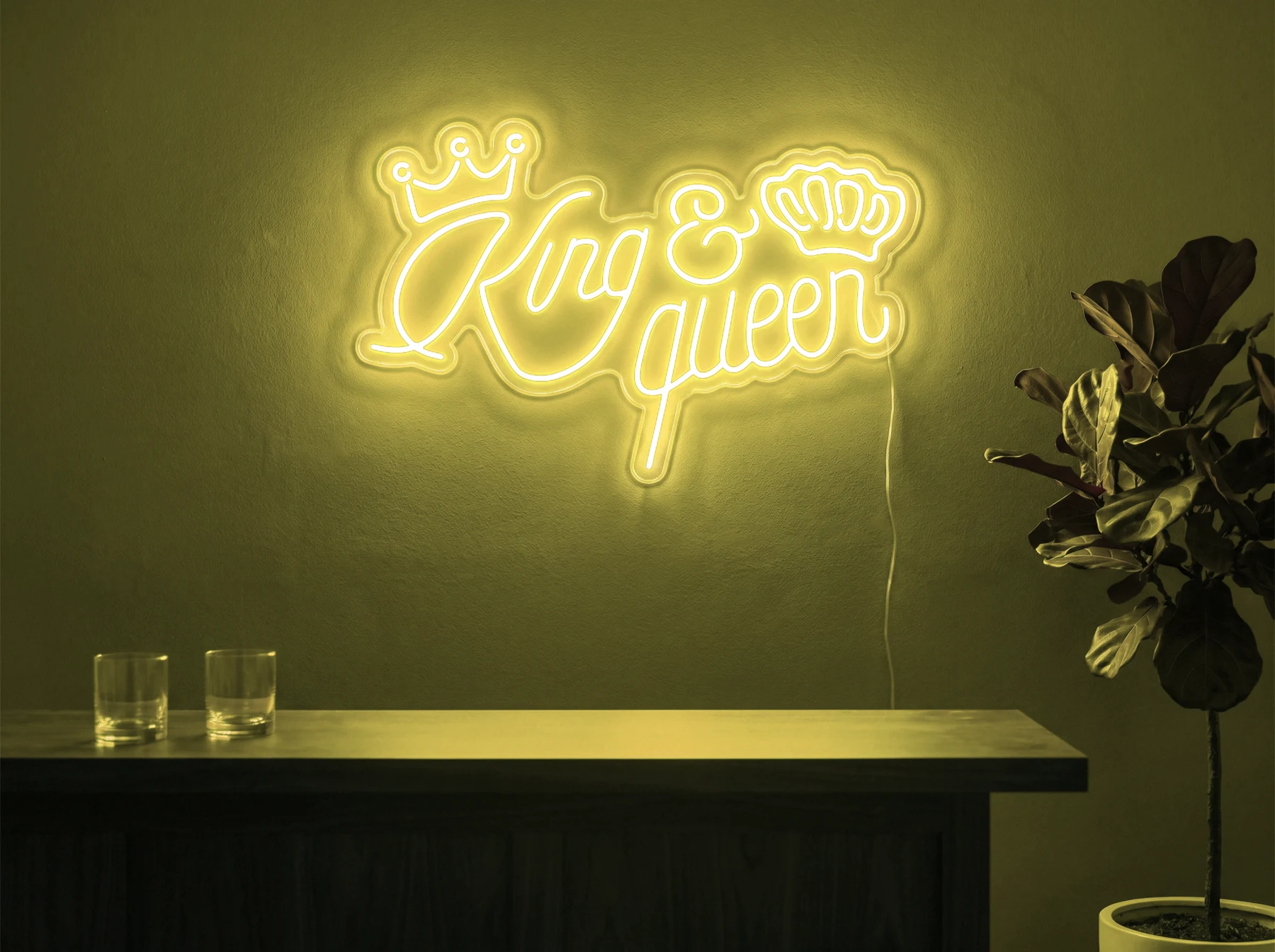 Neonskylt «King & Queen» i gul LED-neon, monterad på vägg
