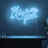 Neonskylt «King & Queen» i isblå LED-neon, monterad på vägg