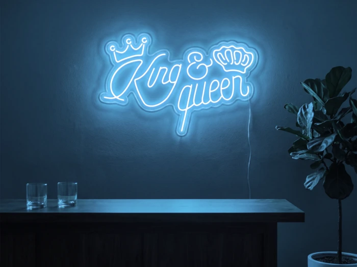 Neonskylt «King & Queen» i isblå LED-neon, monterad på vägg