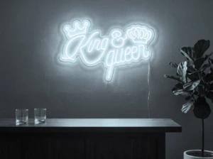 Neonskylt «King & Queen» i iskall vit LED-neon, monterad på vägg