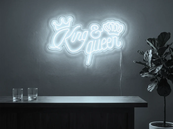 Neonskylt «King & Queen» i iskall vit LED-neon, monterad på vägg