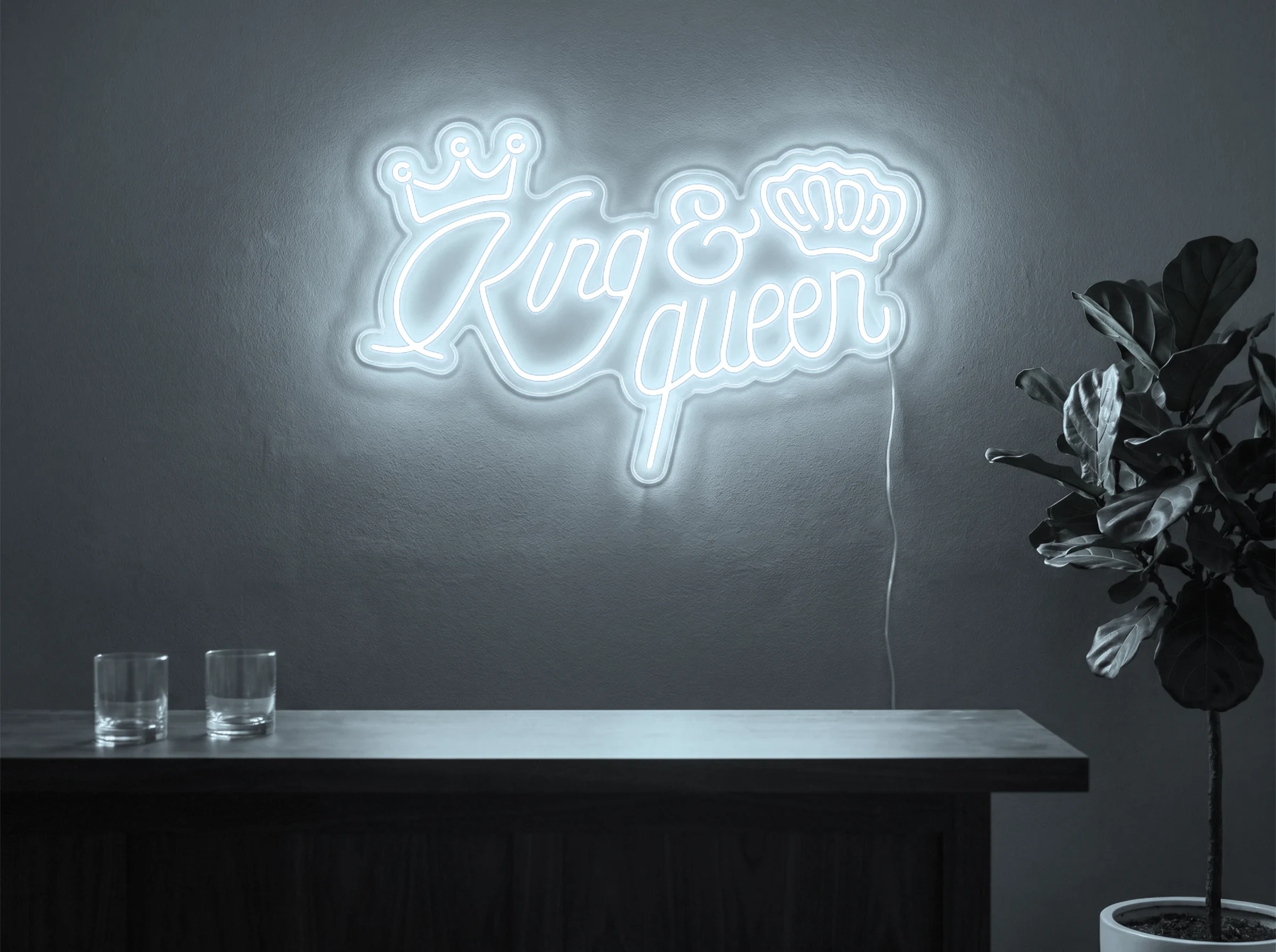 Neonskylt «King & Queen» i iskall vit LED-neon, monterad på vägg