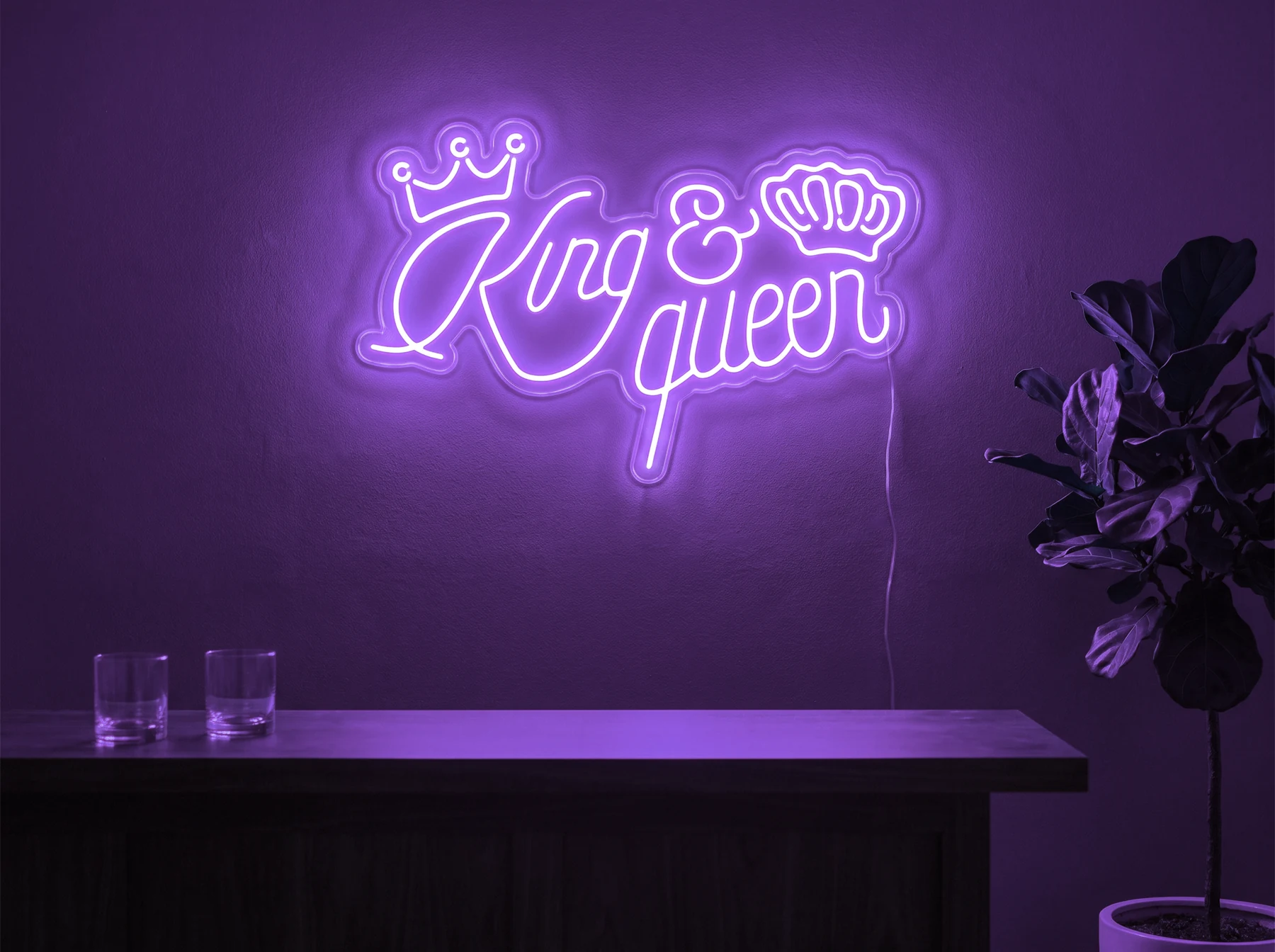 Neonskylt «King & Queen» i lila LED-neon, monterad på vägg