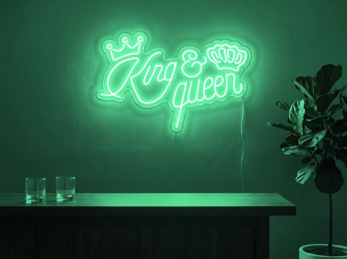 Neonskylt «King & Queen» i mintgrön LED-neon, monterad på vägg