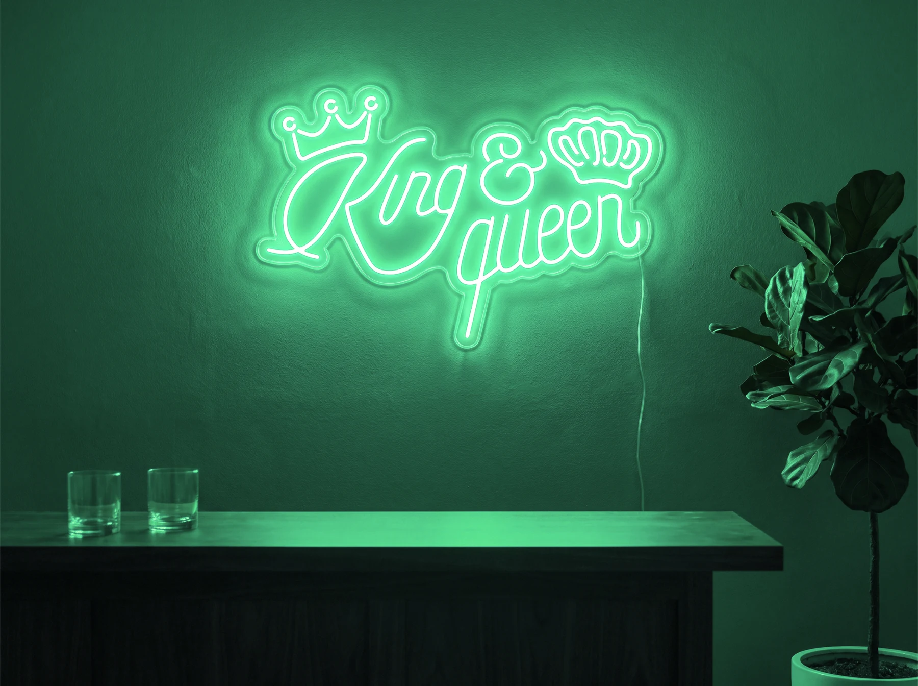 Neonskylt «King & Queen» i mintgrön LED-neon, monterad på vägg