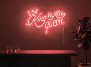 Neonskylt «King & Queen» i röd LED-neon, monterad på vägg