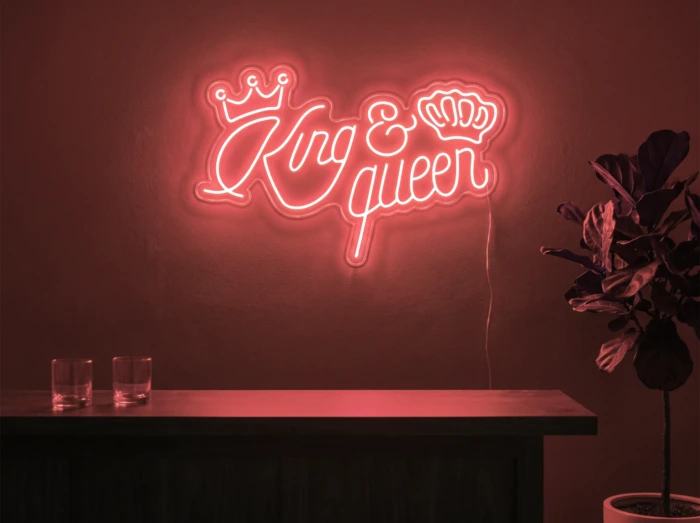 Neonskylt «King & Queen» i röd LED-neon, monterad på vägg