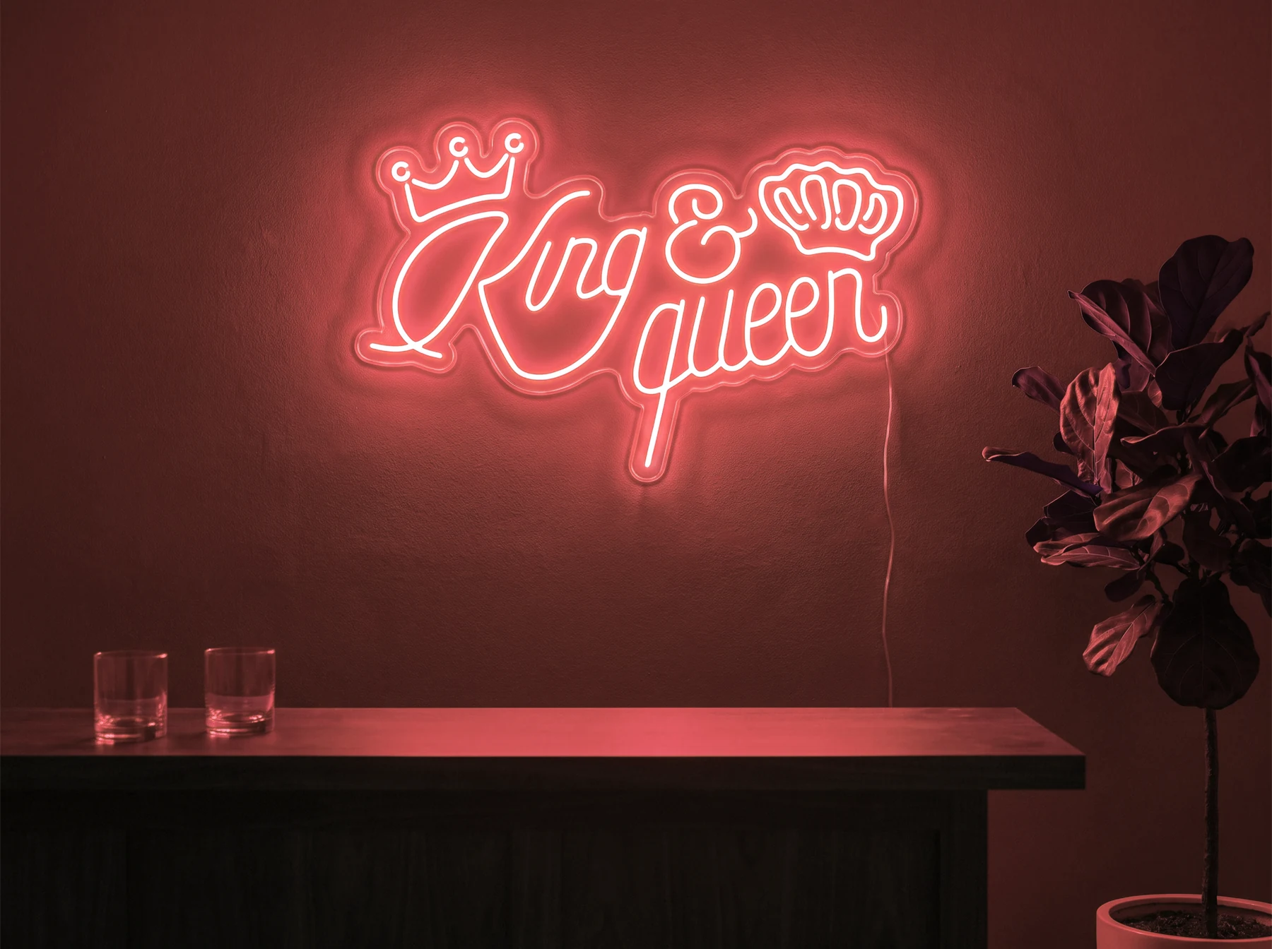 Neonskylt «King & Queen» i röd LED-neon, monterad på vägg