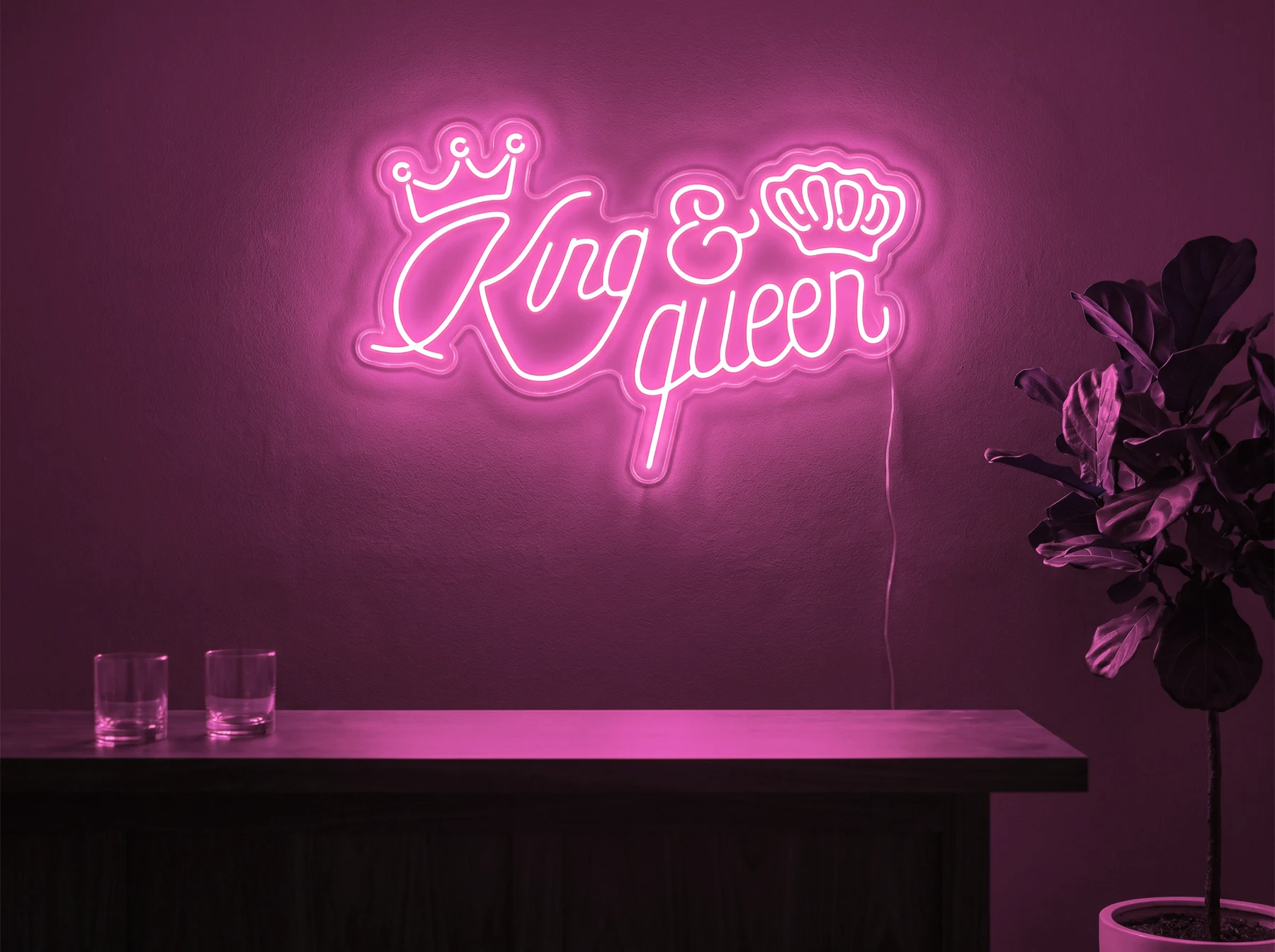 Neonskylt «King & Queen» i rosa LED-neon, monterad på vägg