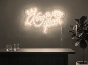 Neonskylt «King & Queen» i varmvit LED-neon, monterad på vägg