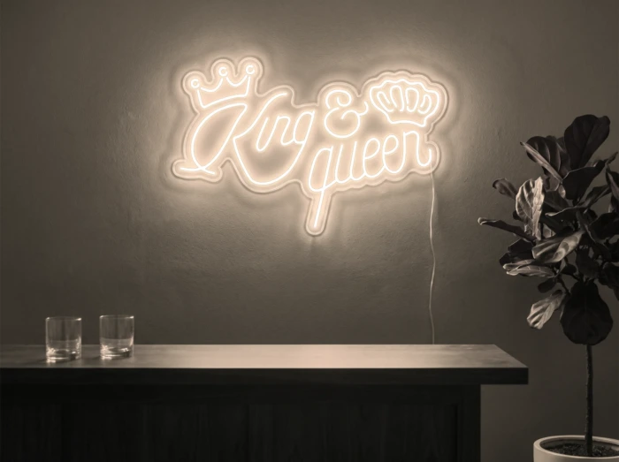 Neonskylt «King & Queen» i varmvit LED-neon, monterad på vägg