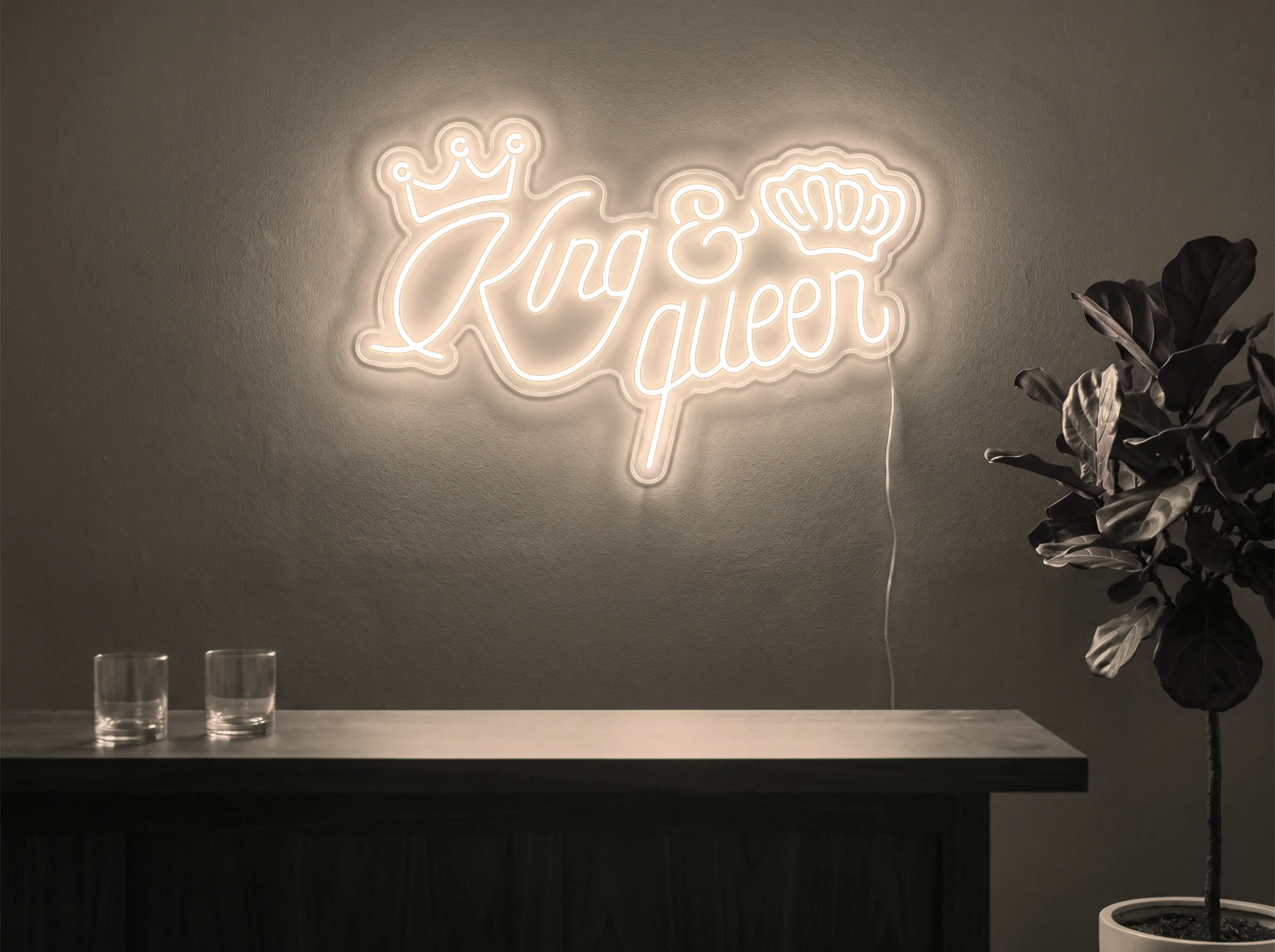 Neonskylt «King & Queen» i varmvit LED-neon, monterad på vägg