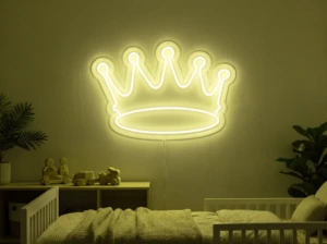 Neonskylt «Krona, smal» i gul LED-neon, monterad på vägg