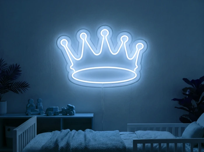 Neonskylt «Krona, smal» i isblå LED-neon, monterad på vägg