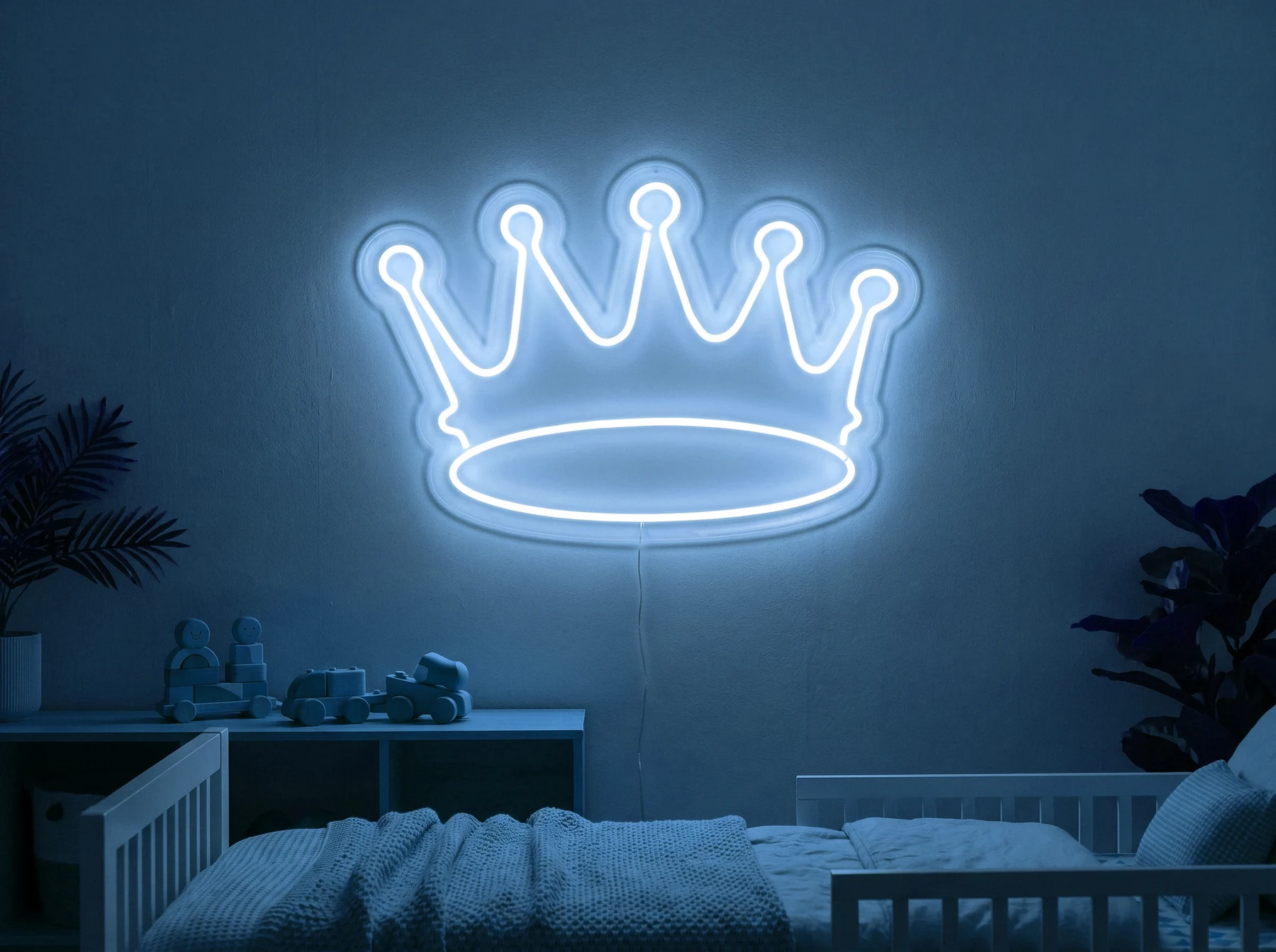 Neonskylt «Krona, smal» i isblå LED-neon, monterad på vägg