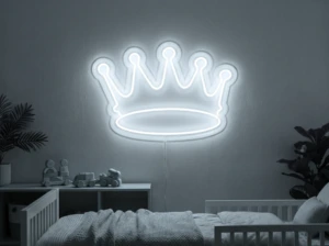 Neonskylt «Krona, smal» i iskall vit LED-neon, monterad på vägg