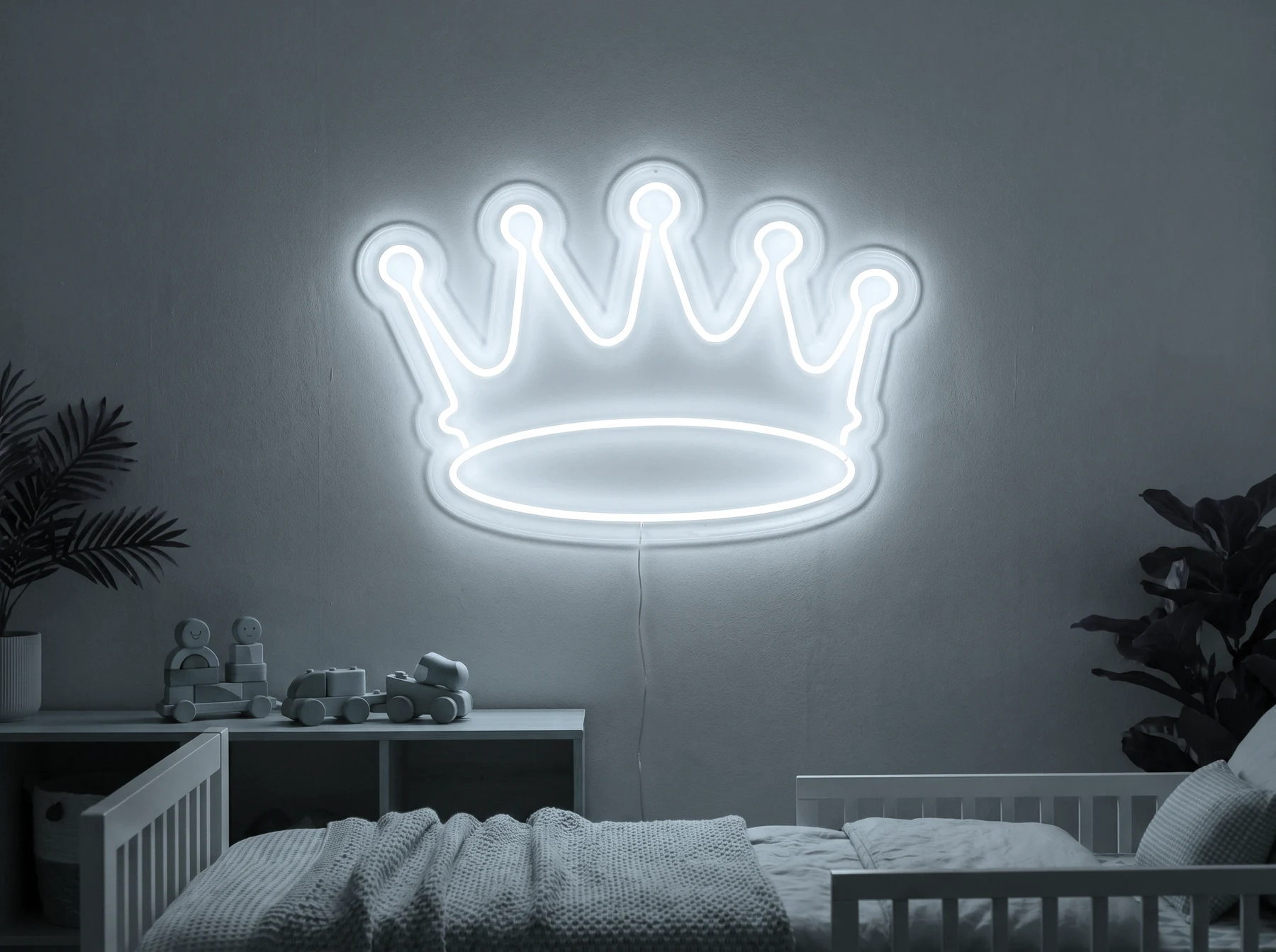 Neonskylt «Krona, smal» i iskall vit LED-neon, monterad på vägg