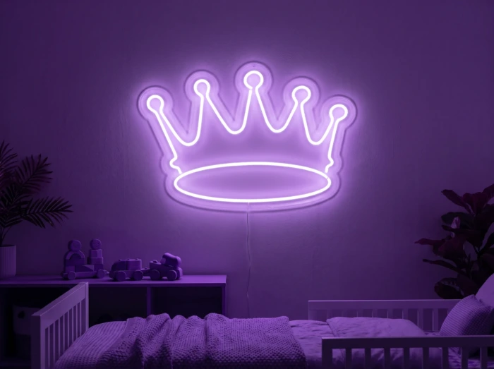Neonskylt «Krona, smal» i lila LED-neon, monterad på vägg