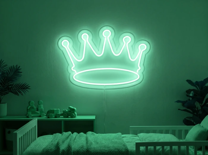 Neonskylt «Krona, smal» i mintgrön LED-neon, monterad på vägg