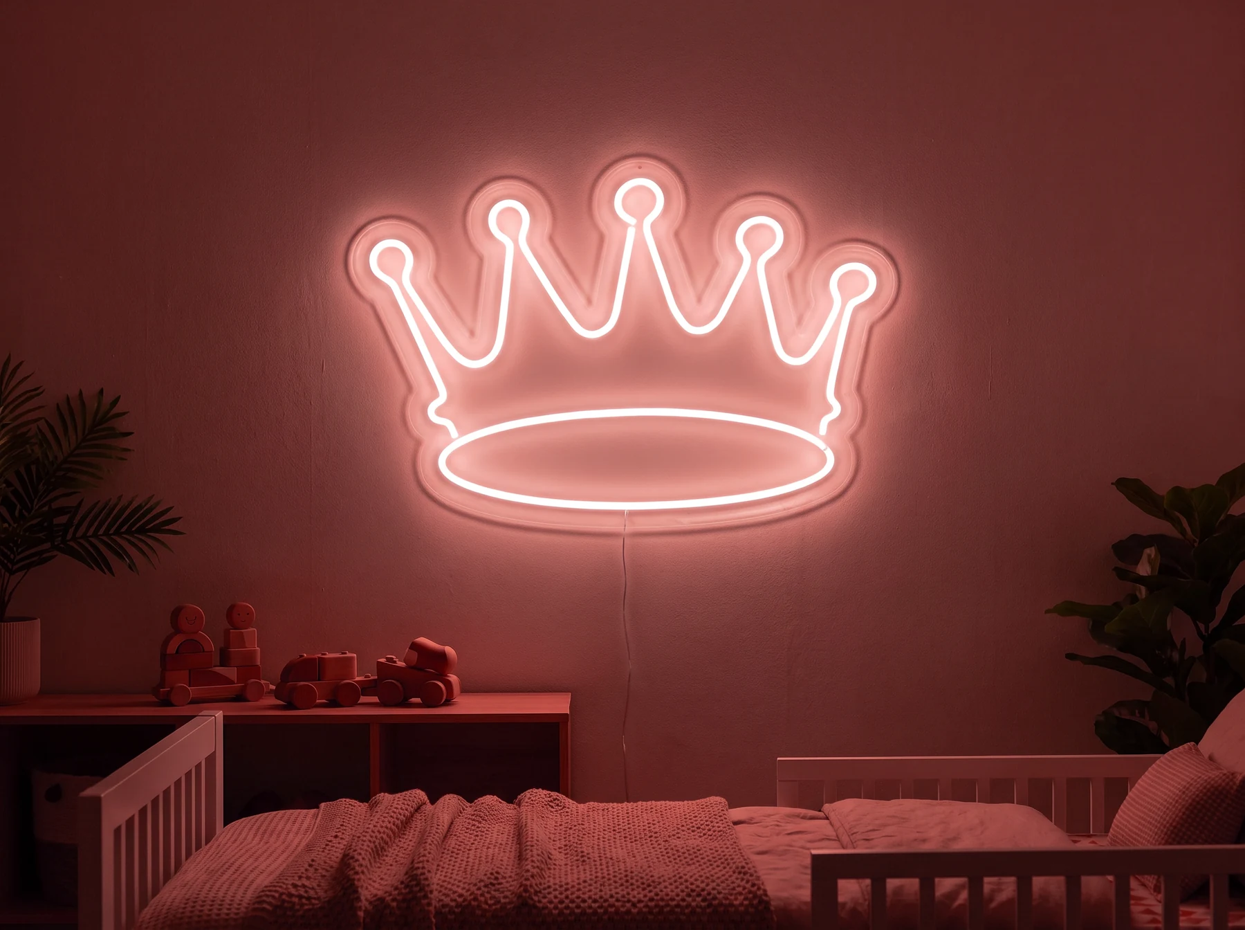 Neonskylt «Krona, smal» i röd LED-neon, monterad på vägg