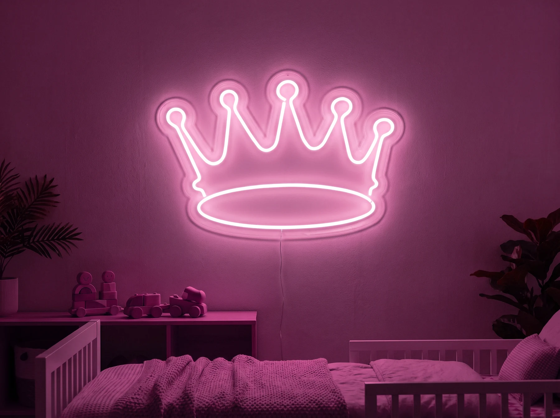 Neonskylt «Krona, smal» i rosa LED-neon, monterad på vägg