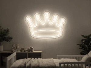 Neonskylt «Krona, smal» i varmvit LED-neon, monterad på vägg