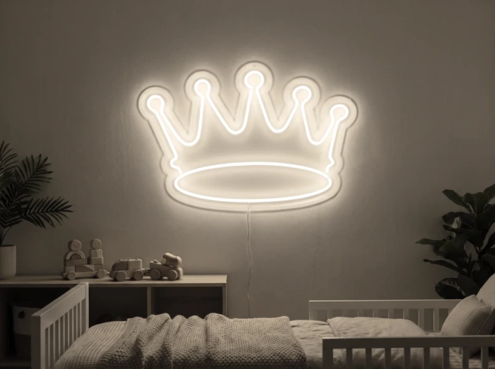 Neonskylt «Krona, smal» i varmvit LED-neon, monterad på vägg
