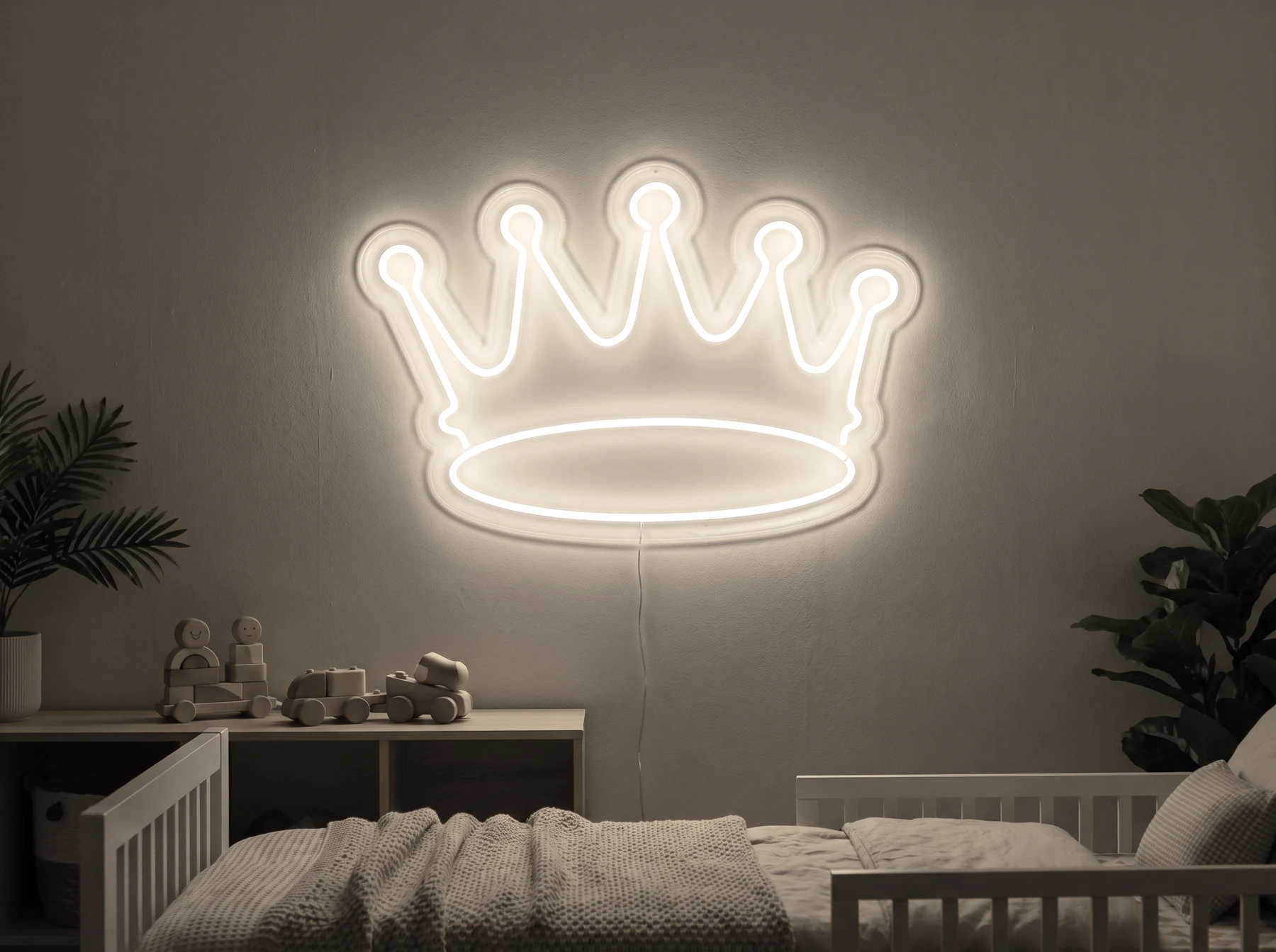 Neonskylt «Krona, smal» i varmvit LED-neon, monterad på vägg