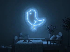Neonskylt «Kyckling» i isblå LED-neon, monterad på vägg