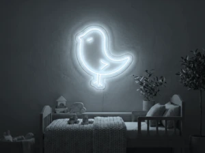 Neonskylt «Kyckling» i iskall vit LED-neon, monterad på vägg