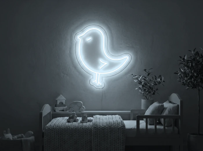 Neonskylt «Kyckling» i iskall vit LED-neon, monterad på vägg
