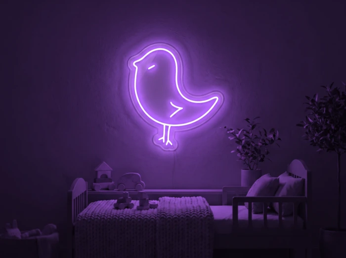 Neonskylt «Kyckling» i lila LED-neon, monterad på vägg