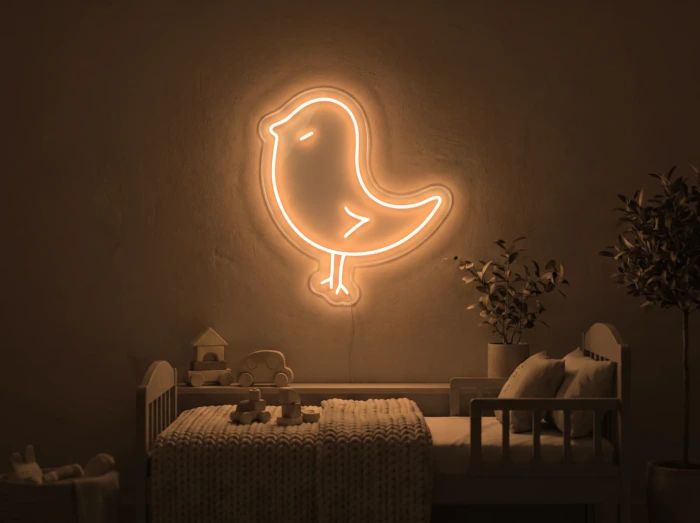 Neonskylt «Kyckling» i orange LED-neon, monterad på vägg