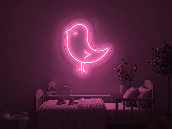 Neonskylt «Kyckling» i rosa LED-neon, monterad på vägg
