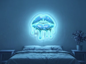 Neonskylt «Läppar» i isblå LED-neon, monterad på vägg
