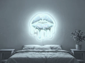 Neonskylt «Läppar» i iskall vit LED-neon, monterad på vägg