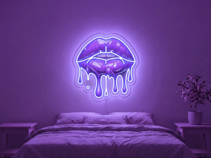 Neonskylt «Läppar» i lila LED-neon, monterad på vägg