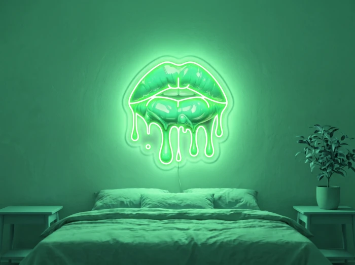 Neonskylt «Läppar» i mintgrön LED-neon, monterad på vägg