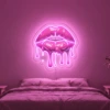 Neonskylt «Läppar» i rosa LED-neon, monterad på vägg