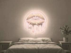 Neonskylt «Läppar» i varmvit LED-neon, monterad på vägg