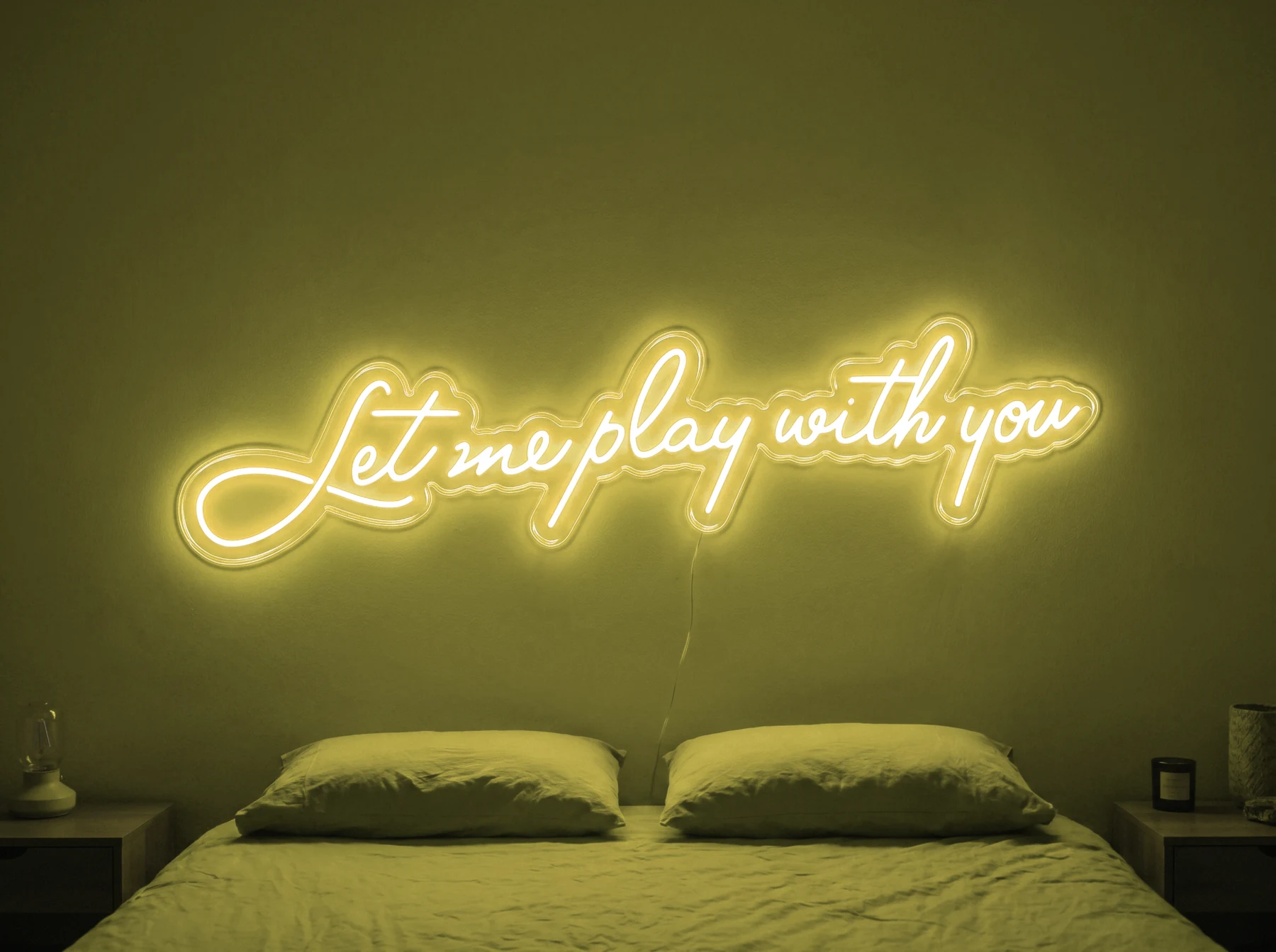 Neonskylt «Let Me Play With You» i gul LED-neon, monterad på vägg