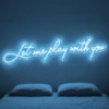 Neonskylt «Let Me Play With You» i isblå LED-neon, monterad på vägg