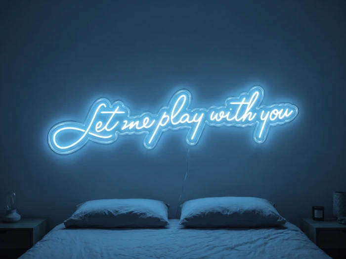 Neonskylt «Let Me Play With You» i isblå LED-neon, monterad på vägg