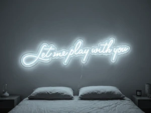 Neonskylt «Let Me Play With You» i iskall vit LED-neon, monterad på vägg
